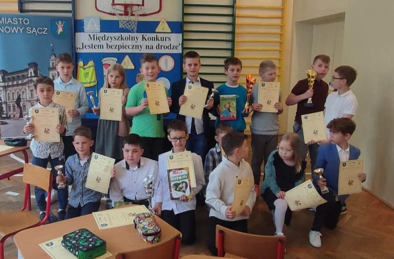 Read more about the article Sukces w Międzyszkolnym Konkursie Wiedzy o Bezpieczeństwie w Ruchu Drogowym