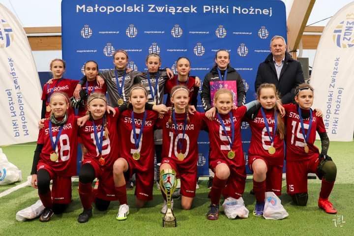 Read more about the article Sukces naszych uczennic w zawodach piłkarskich