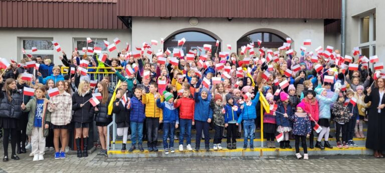 Read more about the article Nasz udział w akcji „Szkoła do Hymnu”