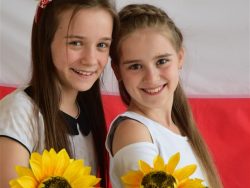 Jestesmy-bialo-czerwoni-zdjecie-dziewczynek